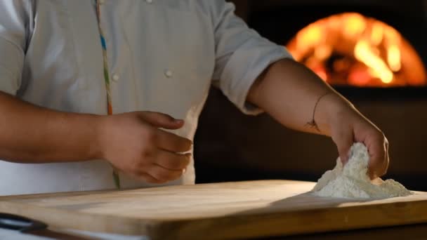 Preparación Profesional Alimentos Restaurante Cocinero Prepara Masa Cocinar Pizza — Vídeo de stock