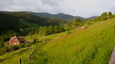 Gün batımında bir dağ köyünde yaz yağmuru. Yazın Alpler 'de dağ manzarası. Yağmur sırasında Alplerde gökkuşağı.