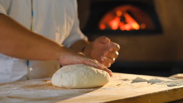 Pizza Hamuru Yapıyorum Aşçı Hamuru Yoğurur Üzerine Zeytinyağı Serper Pizzacıda — Stok video