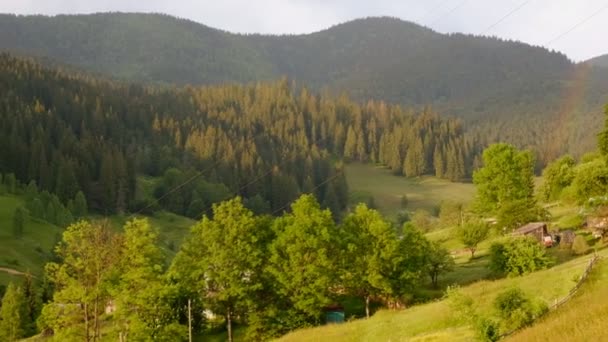 Musim panas hujan di sebuah desa alpine saat matahari terbenam. Gunung lansekap di pegunungan Alpen di musim panas. — Stok Video