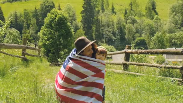 Az Egyesült Államok Függetlenség Napja. Egy női hazafi áll egy hegyen az Amerikai Egyesült Államok zászlajával.. — Stock videók