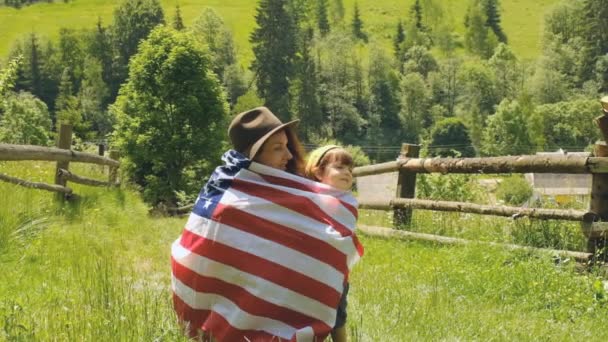 美国独立日 一位女爱国者站在一座挂满美利坚合众国国旗的山上 自由快乐的生活带来的快乐 — 图库视频影像