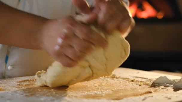 Vařím pizzu. Vynikající italské jídlo. Kuchař hnětá těsto na pizzu. Vaření pizzy v troubě. — Stock video