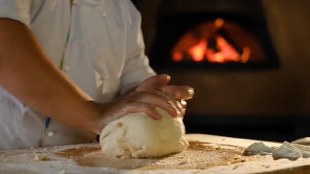 Μαγειρεύω πίτσα. Υπέροχο ιταλικό φαγητό. Ο μάγειρας ζυμώνει τη ζύμη πίτσας. Μαγειρεύοντας πίτσα στο φούρνο. — Αρχείο Βίντεο