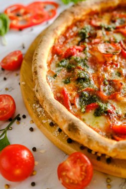 İştah açıcı, taze pizza masada. İtalyan restoranından yemek. Pizza pişiriyorum. Pizza malzemeleri..