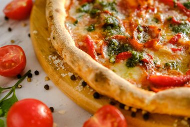 İştah açıcı, taze pizza masada. İtalyan restoranından yemek. Pizza pişiriyorum. Pizza malzemeleri..