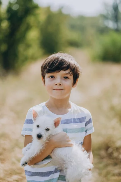 Amitié Enfant Avec Chien Joyeux Garçon Tenant Chiot West Highland — Photo