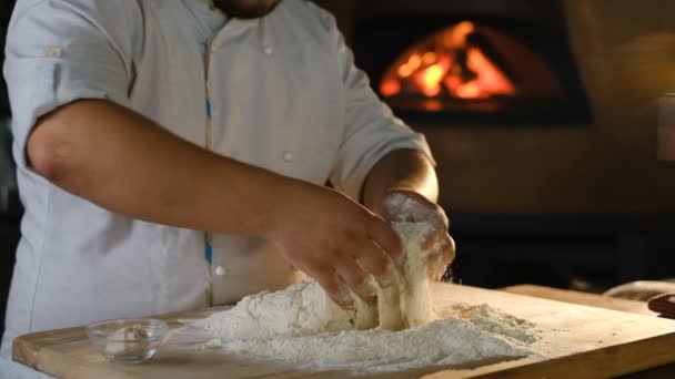 Der Koch Knetet Den Pizzateig Pizza Kochen Ein Männlicher Koch — Stockvideo