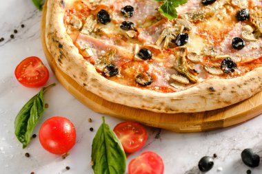 İştah açıcı, taze pizza masada. İtalyan restoranından yemek. Pizza pişiriyorum. Pizza malzemeleri. Arkadaşlarla akşam yemeği..