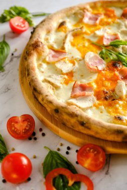 İştah açıcı, taze pizza masada. İtalyan restoranından yemek. Pizza pişiriyorum. Pizza malzemeleri. Arkadaşlarla akşam yemeği..