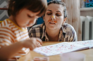 Erken çocuk gelişimi. Çocuğun evde eğitimi. Çocuklara öğretmek için yeni yöntemler ve teknolojiler. Çocukların yaratıcı gelişimi. Çocuk resim yapmayı öğreniyor..