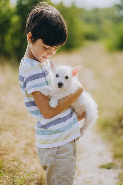 Amitié Enfant Avec Chien Joyeux Garçon Tenant Chiot West Highland — Photo