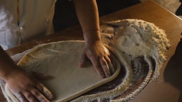 Μαγειρεύω Ιταλική Πίτσα Εστιατόριο Τέντωμα Ακατέργαστης Ζύμης Πίτσα Χέρια Σας — Αρχείο Βίντεο