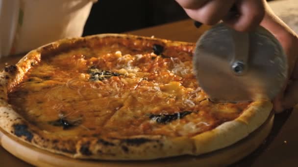 Italiaanse Pizzeria Chef Snijdt Gekookte Lekkere Warme Pizza Snel Heerlijk — Stockvideo