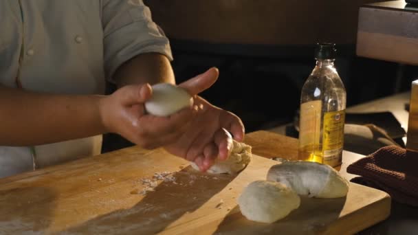 Cozinhar Pizza Numa Pizzaria Chef Esmigalha Bolas Massa Crua Suas — Vídeo de Stock