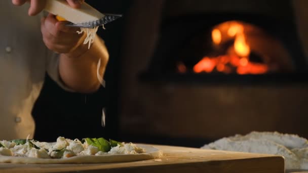 Ιταλικό Φαγητό Μαγειρεύω Πίτσα Στο Φούρνο Σεφ Τρίβει Σκληρό Τυρί — Αρχείο Βίντεο