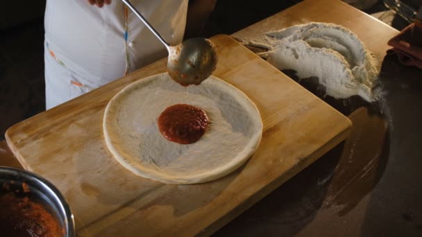 Italské Jídlo Vaření Pizzy Troubě Kuchař Namaže Rajčatovou Omáčku Těsto — Stock video