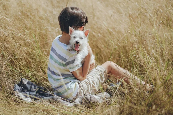 Niño Divierte Con Amado Cachorro Parque Verano Feliz Infancia Criar — Foto de Stock