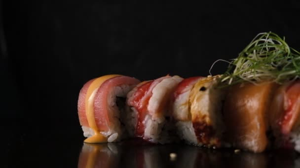 Japanisches Essen Einem Restaurant Köstliches Appetitanregendes Sushi Auf Dunklem Hintergrund — Stockvideo