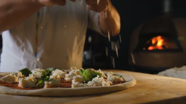 Italiaans Eten Pizza Koken Oven Chef Wrijft Harde Kaas Pizza — Stockvideo