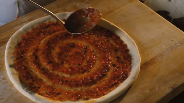 Italské Jídlo Vaření Pizzy Troubě Kuchař Namaže Rajčatovou Omáčku Těsto — Stock video