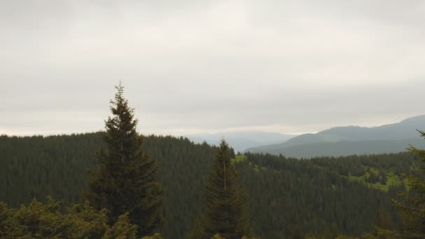 Bergpanorama. Sicht auf die Berge von oben. Bewölkter Tag in den Bergen. — Stockvideo