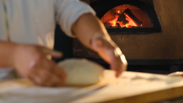 Ο μάγειρας ετοιμάζει τη ζύμη πίτσας. Ένας επαγγελματίας σεφ σχηματίζει μια στρογγυλή μπάλα ζύμης ζύμης για να προετοιμάσει μια πίτσα ορεκτικό. — Αρχείο Βίντεο