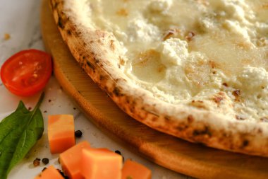 İştah açıcı, taze pizza masada. İtalyan restoranından yemek. Pizza pişiriyorum. Pizza malzemeleri. Arkadaşlarla akşam yemeği..