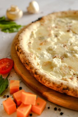 İştah açıcı, taze pizza masada. İtalyan restoranından yemek. Pizza pişiriyorum. Pizza malzemeleri. Arkadaşlarla akşam yemeği..