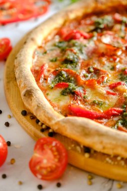 İştah açıcı, taze pizza masada. İtalyan restoranından yemek. Pizza pişiriyorum. Pizza malzemeleri. Arkadaşlarla akşam yemeği..