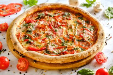 İştah açıcı, taze pizza masada. İtalyan restoranından yemek. Pizza pişiriyorum. Pizza malzemeleri. Arkadaşlarla akşam yemeği..