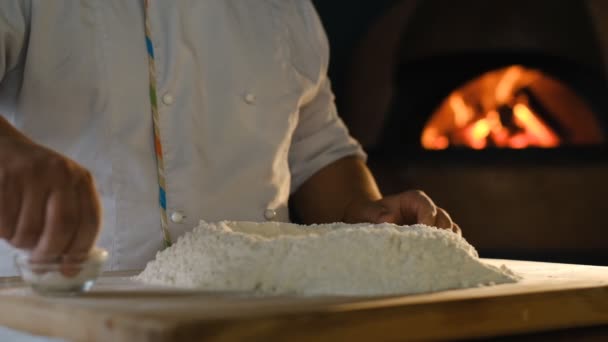 Kuchař Nasolí Těsto Pizzu Vydělávám Prachy Italské Restauraci Ochucte Těsto — Stock video