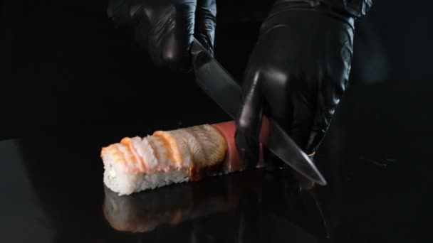 Fabricante Sushi Corta Rolos Uma Tábua Pedra Cozinheiro Luvas Pretas — Vídeo de Stock