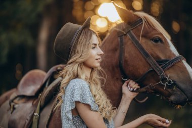 Genç ve güzel bir kadın sonbaharın başlarında atıyla ormanda yürür. Ormanda bir atla yürümek..