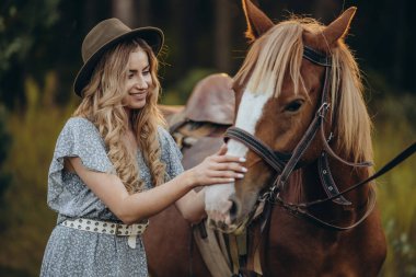 Genç ve güzel bir kadın sonbaharın başlarında atıyla ormanda yürür. Ormanda bir atla yürümek..
