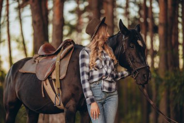 Genç ve güzel bir kadın sonbaharın başlarında atıyla ormanda yürür. Ormanda bir atla yürümek..