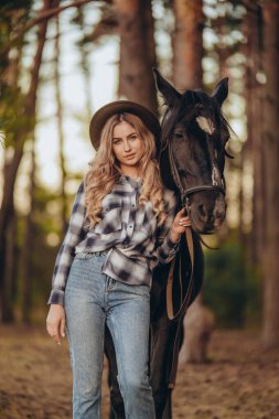 Genç ve güzel bir kadın sonbaharın başlarında atıyla ormanda yürür. Ormanda bir atla yürümek..
