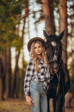 Genç ve güzel bir kadın sonbaharın başlarında atıyla ormanda yürür. Ormanda bir atla yürümek..