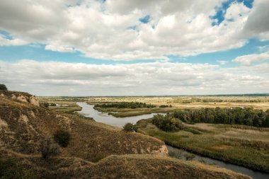 Yazın tepeden nehir vadisine nehir manzarası.