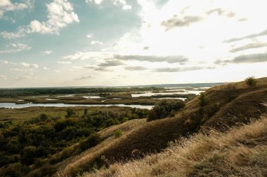 Yazın tepeden nehir vadisine nehir manzarası.