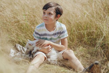 Çocuk yazın parkta sevgili yavrusuyla eğleniyor. Mutlu bir çocukluk. Bir çocuk yetiştirmek şefkat, şefkat ve şefkat duygusu.