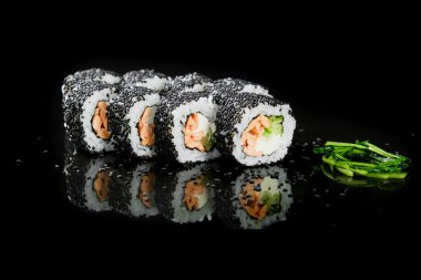 Taze ekmeklerin bir kısmı bir Japon restoranında mutfak masasının üzerinde..