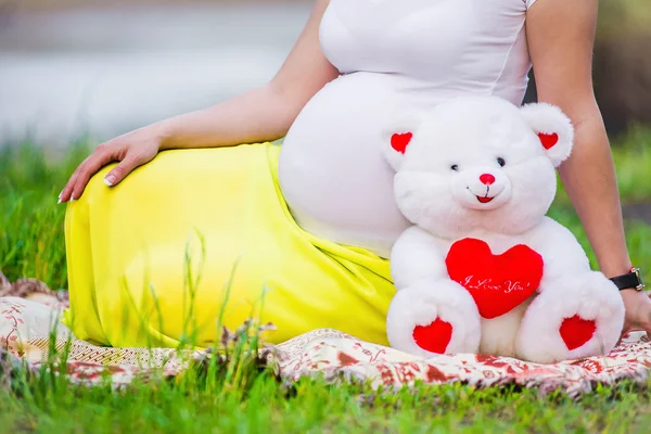 Belly of pregnant woman close-up — Stock Photo, Image