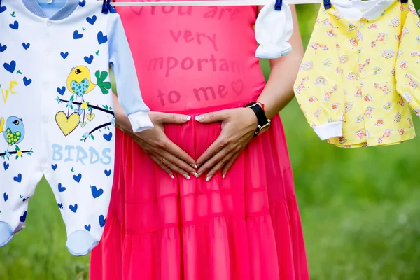 Brzuch kobiety w ciąży z bliska — Zdjęcie stockowe