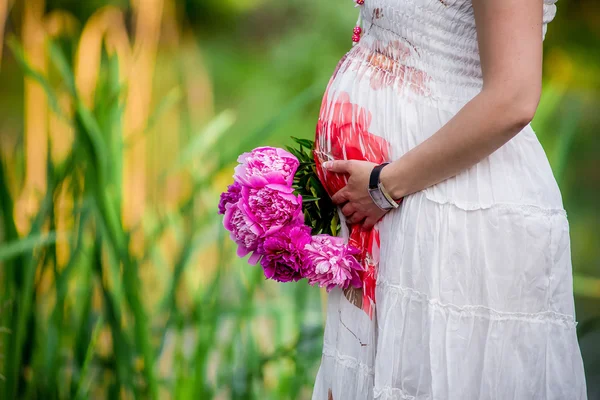 Belly of pregnant woman close-up — Stock Photo, Image