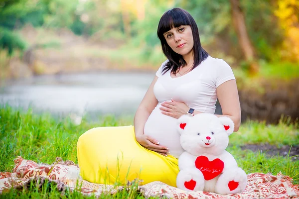 Schwangere in der Nähe des Sees. — Stockfoto