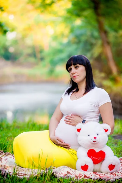 湖の近くの妊娠中の女性. — ストック写真