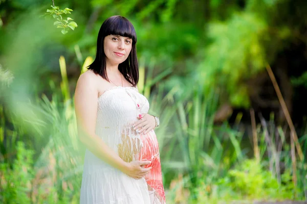 Kobieta w ciąży w pobliżu jeziora. — Zdjęcie stockowe