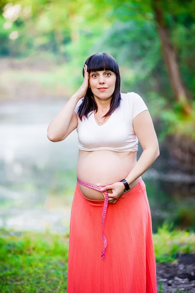 Mulher grávida perto do lago . — Fotografia de Stock