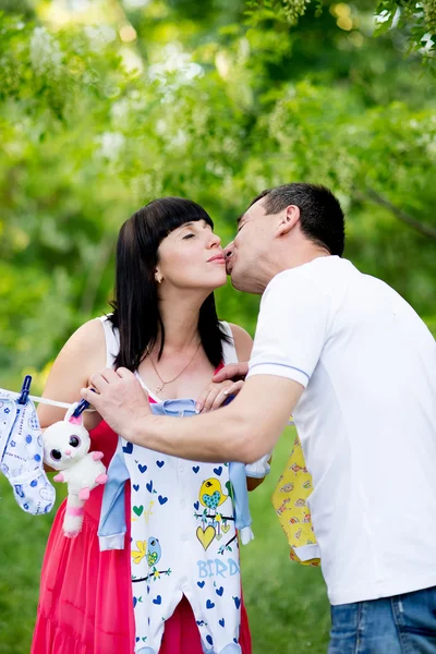 Szczęśliwa kobieta w ciąży i jej mąż w parku — Zdjęcie stockowe